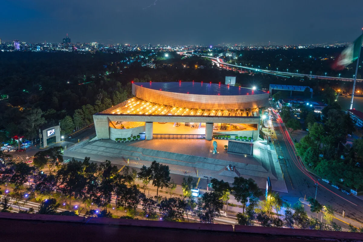 Auditorio Nacional de Ciudad de México al anochecer